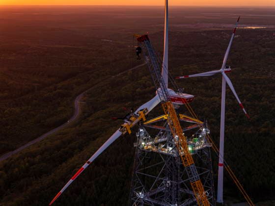 GICON-Höhenwindturm ontage der Rotorblätter am GICON-Höhenwindturm, welcher im Nachgang auf die Nabenhöhe von 300 Meter ausgefahren wird. Die Gesamthöhebeträgt dann : ca. 360 Meter, Die Montage erfolgt mit dem KR 900 Liebherr Raupenkran LR 11350 Schipkau Brandenburg Deutschland