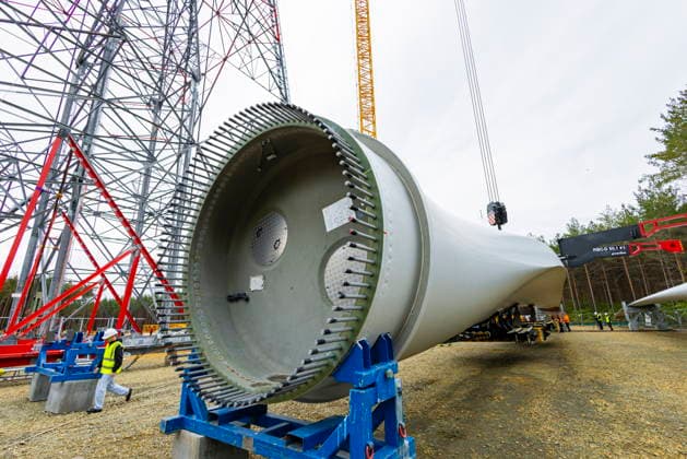 GICON-Höhenwindturm ontage der Rotorblätter am GICON-Höhenwindturm, welcher im Nachgang auf die Nabenhöhe von 300 Meter ausgefahren wird. Die Gesamthöhebeträgt dann : ca. 360 Meter, Die Montage erfolgt mit dem KR 900 Liebherr Raupenkran LR 11350 Schipkau Brandenburg Deutschland