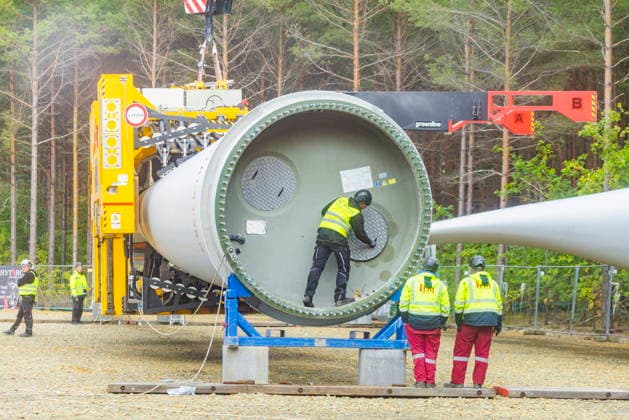 GICON-Höhenwindturm ontage der Rotorblätter am GICON-Höhenwindturm, welcher im Nachgang auf die Nabenhöhe von 300 Meter ausgefahren wird. Die Gesamthöhebeträgt dann : ca. 360 Meter, Die Montage erfolgt mit dem KR 900 Liebherr Raupenkran LR 11350 Schipkau Brandenburg Deutschland