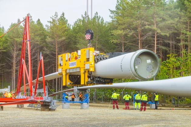GICON-Höhenwindturm ontage der Rotorblätter am GICON-Höhenwindturm, welcher im Nachgang auf die Nabenhöhe von 300 Meter ausgefahren wird. Die Gesamthöhebeträgt dann : ca. 360 Meter, Die Montage erfolgt mit dem KR 900 Liebherr Raupenkran LR 11350 Schipkau Brandenburg Deutschland