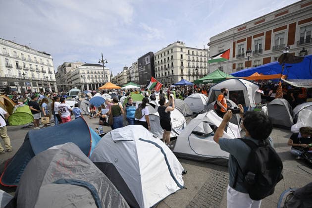 Spaniards set up camp in Madrid city center to protest the housing crisis MADRID, SPAIN - SEPTEMBER 27: Protesters, holding banners and flags, gather and pitch tents at Puerta del Sol square as part of an escalating encampment demonstration against the country s severe housing crisis and surging rental prices in central Madrid, Spain, on September 27, 2026. The public outrage follows the high-profile, police-enforced eviction of 87-year-old resident Mari Carmen from her Lavapies apartment-where she had lived for 70 years-after facing unsustainable rent hikes, turning the housing debate into the primary political flashpoint across Spain. Burak Akbulut Anadolu Madrid Spain. Editorial use only. Please get in touch for any other usage.  Copyright: x2026xAnadoluxBurakxAkbulutx