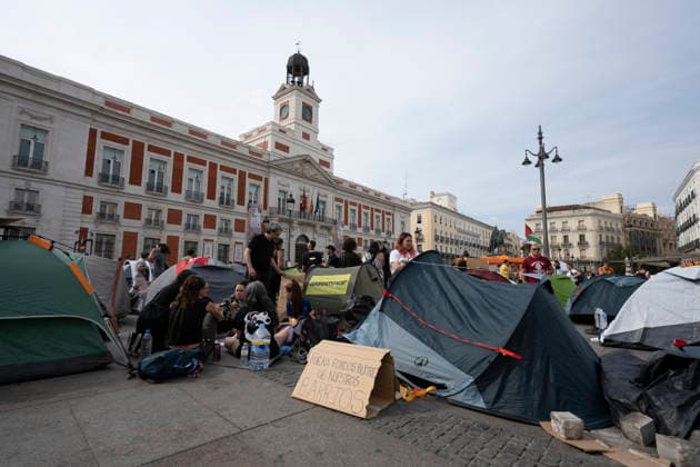 September 27, 2026, Madrid, Spain: Demonstrators set up an encampment with tents during a permanent protest against evictions and the housing crisis at Puerta del Sol. Madrid Spain - ZUMAs197 20260927_aaa_s197_049 Copyright: xAtilanoxGarciax