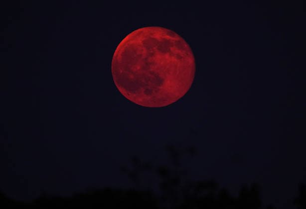CHANGSHA, CHINA - SEPTEMBER 27: A passenger plane takes off from Changsha Huanghua International Airport with the full moon in the background on September 27, 2026 in Changsha, Hunan Province of China. The image was captured during the Mid-Autumn Festival holiday.  Copyright: xVCGx 111669998899