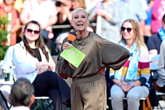 ZDF - Fernsehgarten. Moderatorin Andrea Kiwi Kiewel während der ZDF - Unterhaltungsshow Fernsehgarten am 27.09.2026 in Mainz. 20260927MWI150387