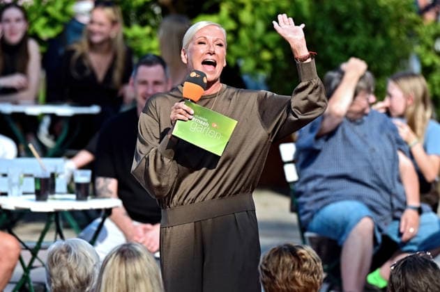 ZDF - Fernsehgarten. Moderatorin Andrea Kiwi Kiewel während der ZDF - Unterhaltungsshow Fernsehgarten am 27.09.2026 in Mainz. 20260927MWI150600