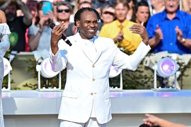 ZDF - Fernsehgarten. Sänger Dr. Alban ( Alban Uzoma Nwapa ) während der ZDF - Unterhaltungsshow Fernsehgarten am 27.09.2026 in Mainz. 20260927MWI150699