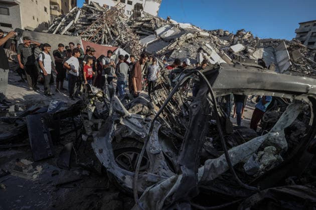 The Israeli army targeted a vehicle in Gaza GAZA CITY, GAZA, PALESTINE - SEPTEMBER 27: Palestinians inspect a heavily damaged vehicle hit by an Israeli unmanned aerial vehicle (UAV) strike at the Industrial Junction in Gaza City, Gaza, Palestine on September 27, 2026. Despite an active ceasefire agreement, Israeli forces continued their attacks on the area, leaving multiple people killed and wounded. Ali Jadallah Anadolu Gaza City Gaza. Editorial use only. Please get in touch for any other usage.  Copyright: x2026xAnadoluxAlixJadallahx