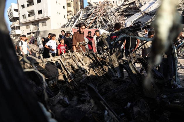 Aftermath of Israeli Airstrike In Gaza Palestinians inspect a vehicle damaged by an Israeli airstrike in Gaza City, on September 27, 2026. Gaza Palestine  Copyright: xMajdixFathix originalFilename: fathi-notitle260927_np6Ft.jpg