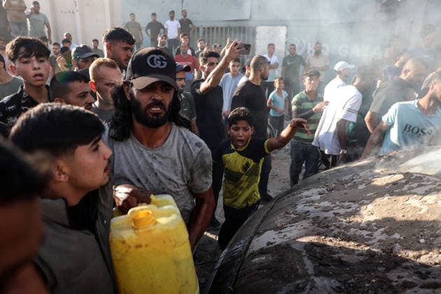 Aftermath of Israeli Airstrike In Gaza Palestinians inspect a vehicle damaged by an Israeli airstrike in Gaza City, on September 27, 2026. Gaza Palestine  Copyright: xMajdixFathix originalFilename: fathi-notitle260927_npx24.jpg