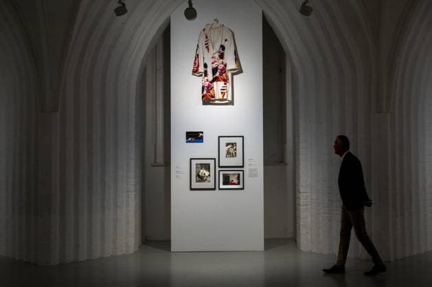 Kunst Fotografie moderne Kunst Ausstellung Rathaushalle 27.09.2026 Frankfurt Oder Rathaushalle Brandenburgisches Landesmuseum für moderne Kunst Ausstellungseröffnung SPRINT GLEICHSCHRITT DAUERLAUF Bilder vom Sport 27.09.2026 bis 22.11.2026 Henry Maske beim betrachten der Exponate Boxen Henry Maske künstlerisch gestalteter Boxmantel vom letzten Kampf gegen Graciano Rocchigiani Foto Eberhard Thonfeld Frankfurt Oder Brandenurg GER