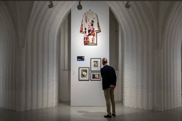 Kunst Fotografie moderne Kunst Ausstellung Rathaushalle 27.09.2026 Frankfurt Oder Rathaushalle Brandenburgisches Landesmuseum für moderne Kunst Ausstellungseröffnung SPRINT GLEICHSCHRITT DAUERLAUF Bilder vom Sport 27.09.2026 bis 22.11.2026 Henry Maske beim betrachten der Exponate Boxen Henry Maske künstlerisch gestalteter Boxmantel vom letzten Kampf gegen Graciano Rocchigiani Foto Eberhard Thonfeld Frankfurt Oder Brandenurg GER