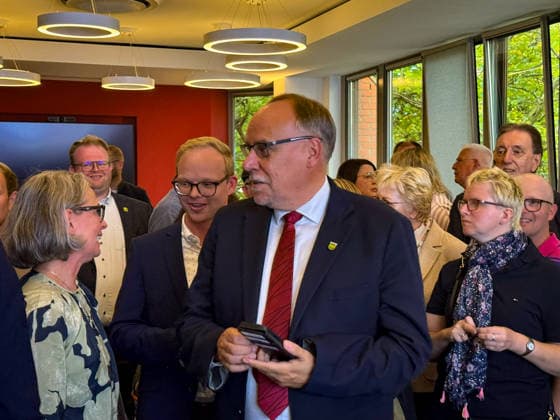 Aurich, Deutschland, 27. September 2026: Olaf Wiltfang (SPD) am Wahlabend im Kreishaus Aurich inmitten seiner Unterstützer. Der SPD-Kandidat gewinnt die Stichwahl um das Amt des Landrats im Landkreis Aurich und wird neuer Landrat. Copyright: xHans-JoachimxSteinsiekx