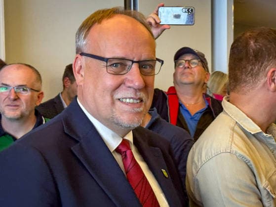 Aurich, Deutschland, 27. September 2026: Olaf Wiltfang (SPD) am Wahlabend im Kreishaus Aurich inmitten seiner Unterstützer. Der SPD-Kandidat gewinnt die Stichwahl um das Amt des Landrats im Landkreis Aurich und wird neuer Landrat. Copyright: xHans-JoachimxSteinsiekx