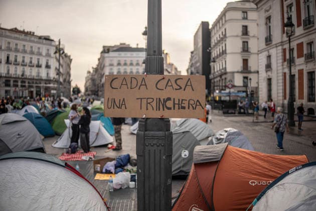 Madrid Spain Demonstration Second Day A view shows a cardboard sign reading CADA CASA UNA TRINCHERA (Every house a trench) placed among tents during an overnight protest against evictions and housing speculation at Puerta del Sol in Madrid, Spain, on September 27, 2026. The ongoing demonstration, organized under the slogan Ni una Maricarmen mas ( Not one more Maricarmen ), targets the role of investment and vulture funds in the real estate market. Participants are calling for access to affordable housing and greater protection for tenants. Madrid Madrid Spain Copyright: xBrunoxTheveninx