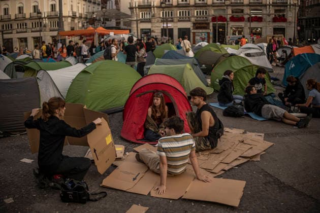 Madrid Spain Demonstration Second Day Demonstrators sit on the ground among tents after camping overnight to protest evictions and housing speculation at Puerta del Sol in Madrid, Spain, on September 27, 2026. The ongoing demonstration, organized under the slogan Ni una Maricarmen mas ( Not one more Maricarmen ), targets the role of investment and vulture funds in the real estate market. Participants are calling for access to affordable housing and greater protection for tenants. Madrid Madrid Spain Copyright: xBrunoxTheveninx