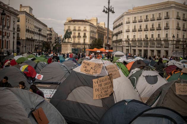 Madrid Spain Demonstration Second Day A view shows tents and cardboard signs, including one reading Verguenza me daria desahuciar a una pensionista (It would shame me to evict a pensioner), after camping overnight to protest against evictions and housing speculation at Puerta del Sol in Madrid, Spain, on September 27, 2026. The ongoing demonstration, organized under the slogan Ni una Maricarmen mas ( Not one more Maricarmen ), targets the role of investment and vulture funds in the real estate market. Participants are calling for access to affordable housing and greater protection for tenants. Madrid Madrid Spain Copyright: xBrunoxTheveninx