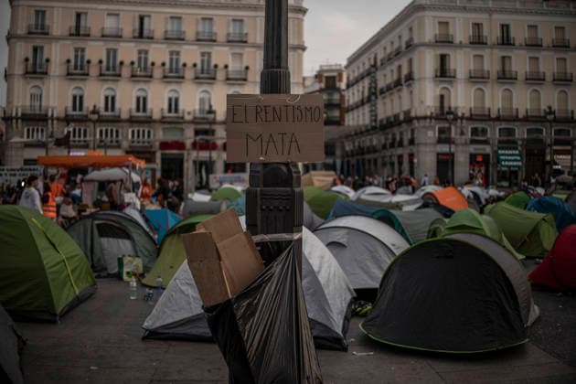 Madrid Spain Demonstration Second Day A view shows a cardboard sign reading EL RENTISMO MATA (Rent-seeking kills) on a lamppost among tents following an overnight protest against evictions and housing speculation at Puerta del Sol in Madrid, Spain, on September 27, 2026. The ongoing demonstration, organized under the slogan Ni una Maricarmen mas ( Not one more Maricarmen ), targets the role of investment and vulture funds in the real estate market. Participants are calling for access to affordable housing and greater protection for tenants. Madrid Madrid Spain Copyright: xBrunoxTheveninx