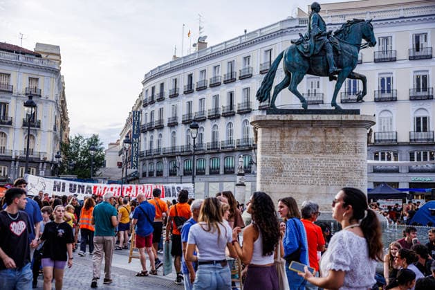 People spend the night at Madrid is Puerta del Sol after setting up camp to demand the ‘Maricarmen Decree’ A large number of people have gathered in tents to demand the passing of a housing decree at the Puerta del Sol, on 27 September, 2026 in Madrid, Spain. 500 people gathered at Madrid’s Puerta del Sol this Sunday morning after camping out in around a hundred tents throughout the night to demand the approval of a housing decree, which they have dubbed the ‘Maricarmen decree’, at the Council of Ministers meeting to be held on Tuesday 29 September. Madrid Spain Copyright: xMarinaxFrutos PGSxPhotoxAgencyx