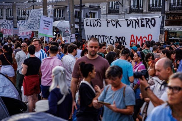 People spend the night at Madrid is Puerta del Sol after setting up camp to demand the ‘Maricarmen Decree’ A large number of people have gathered in tents to demand the passing of a housing decree at the Puerta del Sol, on 27 September, 2026 in Madrid, Spain. 500 people gathered at Madrid’s Puerta del Sol this Sunday morning after camping out in around a hundred tents throughout the night to demand the approval of a housing decree, which they have dubbed the ‘Maricarmen decree’, at the Council of Ministers meeting to be held on Tuesday 29 September. Madrid Spain Copyright: xMarinaxFrutos PGSxPhotoxAgencyx
