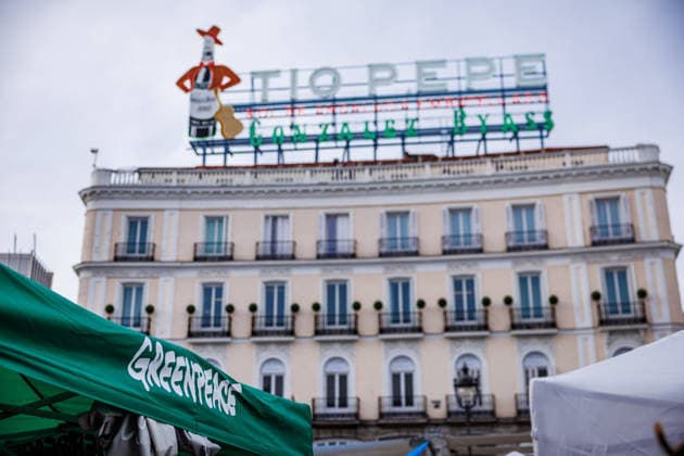 People spend the night at Madrid is Puerta del Sol after setting up camp to demand the ‘Maricarmen Decree’ A large number of people have gathered in tents to demand the passing of a housing decree at the Puerta del Sol, on 27 September, 2026 in Madrid, Spain. 500 people gathered at Madrid’s Puerta del Sol this Sunday morning after camping out in around a hundred tents throughout the night to demand the approval of a housing decree, which they have dubbed the ‘Maricarmen decree’, at the Council of Ministers meeting to be held on Tuesday 29 September. Madrid Spain Copyright: xMarinaxFrutos PGSxPhotoxAgencyx