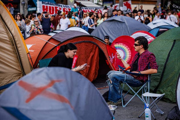 People spend the night at Madrid is Puerta del Sol after setting up camp to demand the ‘Maricarmen Decree’ A large number of people have gathered in tents to demand the passing of a housing decree at the Puerta del Sol, on 27 September, 2026 in Madrid, Spain. 500 people gathered at Madrid’s Puerta del Sol this Sunday morning after camping out in around a hundred tents throughout the night to demand the approval of a housing decree, which they have dubbed the ‘Maricarmen decree’, at the Council of Ministers meeting to be held on Tuesday 29 September. Madrid Spain Copyright: xMarinaxFrutos PGSxPhotoxAgencyx