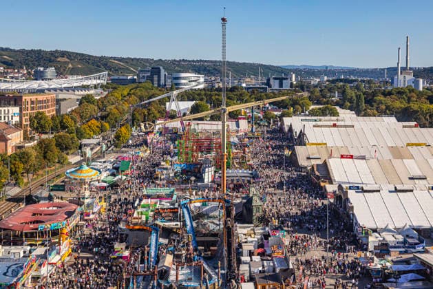 Festbetrieb auf dem Cannstatter Waden. Das Cannstatter Volksfest ist nach Angaben der Veranstalter eines der schönsten und größten Volksfeste der Welt. Bis zum 11. Oktober werden wieder rund drei Millionen Gäste erwartet. 27.09.2026, Stuttgart, Baden-Württemberg, Deutschland