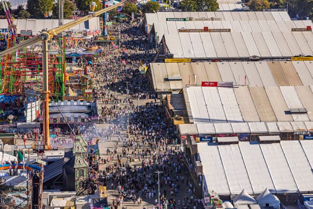 Festbetrieb auf dem Cannstatter Waden. Das Cannstatter Volksfest ist nach Angaben der Veranstalter eines der schönsten und größten Volksfeste der Welt. Bis zum 11. Oktober werden wieder rund drei Millionen Gäste erwartet. 27.09.2026, Stuttgart, Baden-Württemberg, Deutschland