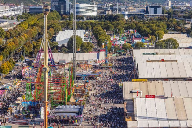 Festbetrieb auf dem Cannstatter Waden. Das Cannstatter Volksfest ist nach Angaben der Veranstalter eines der schönsten und größten Volksfeste der Welt. Bis zum 11. Oktober werden wieder rund drei Millionen Gäste erwartet. 27.09.2026, Stuttgart, Baden-Württemberg, Deutschland