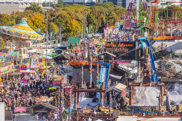 Festbetrieb auf dem Cannstatter Waden. Das Cannstatter Volksfest ist nach Angaben der Veranstalter eines der schönsten und größten Volksfeste der Welt. Bis zum 11. Oktober werden wieder rund drei Millionen Gäste erwartet. 27.09.2026, Stuttgart, Baden-Württemberg, Deutschland