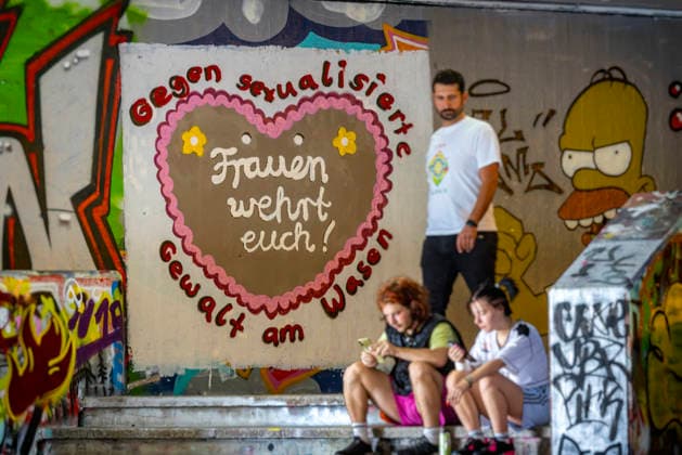 Gegen sexualisierte Gewalt am Wasen. Graffiti an der Hall of Fame nahe dem Cannstatter Wasen. Das Cannstatter Volksfest ist nach Angaben der Veranstalter eines der schönsten und größten Volksfeste der Welt. Bis zum 11. Oktober werden wieder rund drei Millionen Gäste erwartet. 27.09.2026, Stuttgart, Baden-Württemberg, Deutschland