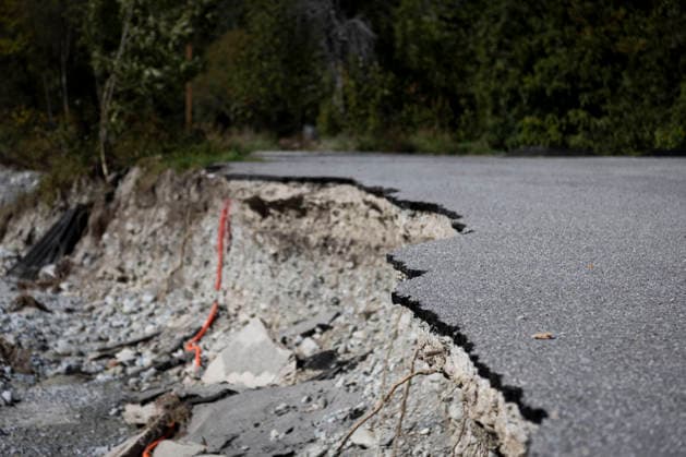 Gyr Flood Damage - France Deep cracks mark the edge of a road undermined by flood erosion near the Gyr. Vallouise-Pelvoux, Hautes-Alpes, France, September 27, 2026. The exceptional floods of August 28 caused major damage in Vallouise-Pelvoux and on the road to Ailefroide. The damage highlights the growing exposure of Alpine valleys to intense rainfall and torrential hazards in a warming climate. Photo by Thibaut Durand ABACAPRESS.COM Vallouise-Pelvoux PROVENCE-ALPES-COTE D AZUR France  Copyright: xDurandxThibaut ABACAx