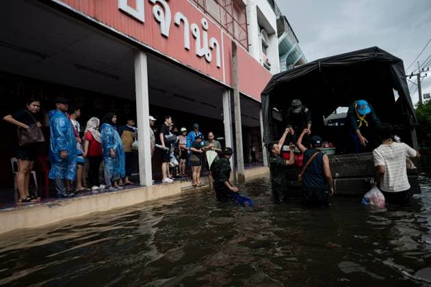 Heavy Rain Triggered Widespread Flooding Across Bangkok BANGKOK, THAILAND SEPTEMBER 27, 2026: Heavy rain caused widespread flooding across Bangkok, affecting residents, businesses and communities across the capital. The Thai Meteorological Department attributed the rainfall to a low-pressure system over the Central region combined with the southwest monsoon, with further rain expected through September 27. Bangkok authorities declared all 50 districts disaster-affected areas and deployed pumps, shelters and emergency teams to assist affected residents and drain accumulated floodwater. By Sunday, water levels had begun to recede in some areas, although flooding persisted in several low-lying communities as authorities continued monitorin Copyright: x xCaptainxJirathummanuwatx xJNAxPressx