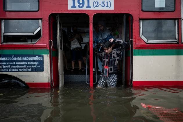 Heavy Rain Triggered Widespread Flooding Across Bangkok BANGKOK, THAILAND SEPTEMBER 27, 2026: Heavy rain caused widespread flooding across Bangkok, affecting residents, businesses and communities across the capital. The Thai Meteorological Department attributed the rainfall to a low-pressure system over the Central region combined with the southwest monsoon, with further rain expected through September 27. Bangkok authorities declared all 50 districts disaster-affected areas and deployed pumps, shelters and emergency teams to assist affected residents and drain accumulated floodwater. By Sunday, water levels had begun to recede in some areas, although flooding persisted in several low-lying communities as authorities continued monitorin Copyright: x xCaptainxJirathummanuwatx xJNAxPressx