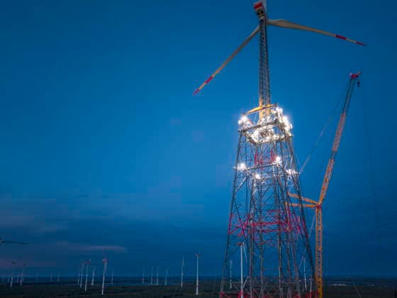 Weltrekord: GICON-Höhenwindturm wird 365 Meter hoch DEU Brandenburg Schipkau Â +49171 6254657 Nach Abschluss dieser Arbeiten wird der GICON-Höhenwindturm auf einer ehemaligen Tagebaukippe eine Gesamthöhe von 365 Metern erreichen. Damit wird er das größte Windrad der Welt und das zweithöchste Bauwerk der Bundesrepublik Deutschland sein. Zugleich markiert die Fertigstellung einen bedeutenden Meilenstein für die Entwicklung leistungsfähiger Onshore-Windenergieanlagen in großen Höhen. Bei der Teleskopierung wird der Innenturm mit einem speziell von der Dresdner Firma entwickelten Litzenhubsystem auf seine endgültige Höhe gefahren. Der GICON-Höhenwindturm nutzt die in größeren Höhen verfügbaren stärkeren und gleichmäßiger