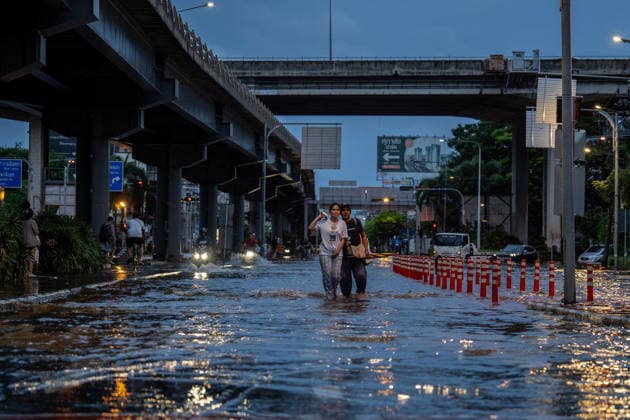 Flooding in Bangkok, Thailand - 27 Sep 2026 Pedestrians wade through floodwater beneath an elevated road in the Pridi area of Bangkok. Flooding inundated parts of Phetchaburi Road and the Pridi area in Bangkok. Residents waded through the water, vehicles navigated flooded streets, and some drivers parked their cars on an elevated bridge. Bangkok Thailand Copyright: xPloyxPhutphengx xSOPAxImagesx PPHUTPHENG_FL-16