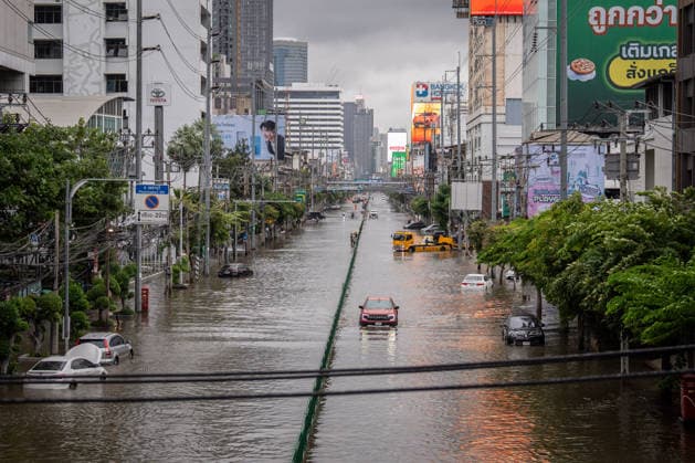 September 27, 2026, Bangkok, Thailand: Vehicles sit in floodwater along Phetchaburi Road. Flooding inundated parts of Phetchaburi Road and the Pridi area in Bangkok. Residents waded through the water, vehicles navigated flooded streets, and some drivers parked their cars on an elevated bridge. Bangkok Thailand - ZUMAs197 20260927_aaa_s197_107 Copyright: xPloyxPhutphengx