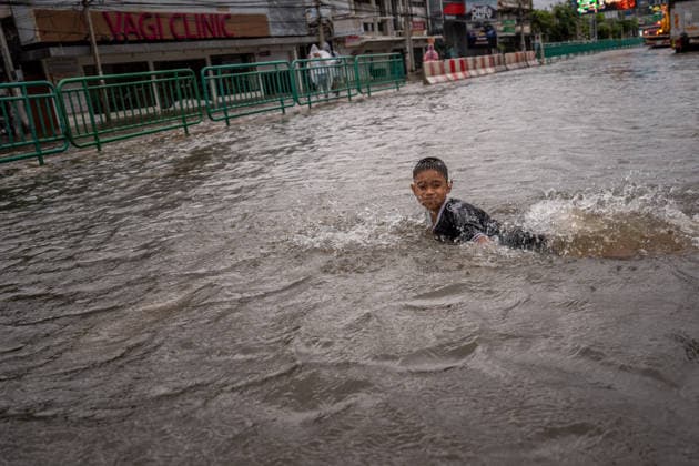 September 27, 2026, Bangkok, Thailand: A child moves through floodwater on Phetchaburi Road. Flooding inundated parts of Phetchaburi Road and the Pridi area in Bangkok. Residents waded through the water, vehicles navigated flooded streets, and some drivers parked their cars on an elevated bridge. Bangkok Thailand - ZUMAs197 20260927_aaa_s197_108 Copyright: xPloyxPhutphengx