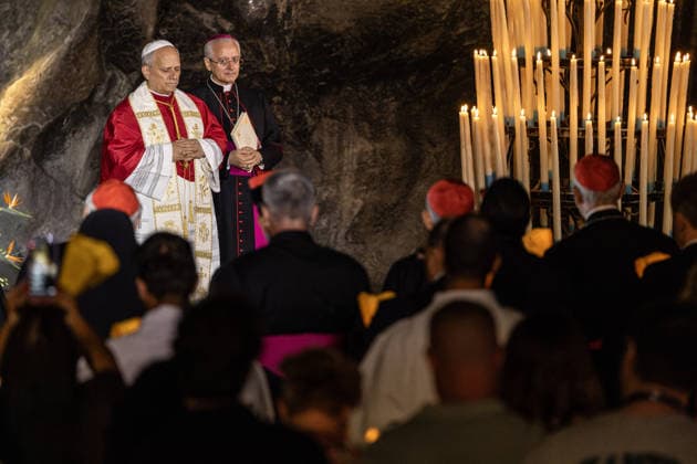 Visit to France of Pope Leo XIV - Prayer at Lourdes Sanctuary MLG Pilgrims take part in the Marian torchlight procession led by Pope Leo XIV, departing from the Grotto of Massabielle at the Sanctuary of Our Lady of Lourdes, in Lourdes, France, on September 27, 2026. Photo by Margot Le Gonidec ABACAPRESS.COM Lourdes France  Copyright: xLexGonidecxMargot ABACAx