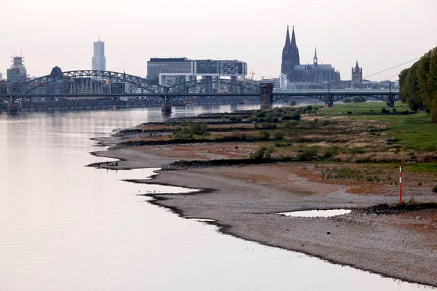 Niedrigwasser bei Köln Poll. Der Rheinpegel in Köln ist wieder auf einen neuen historischen Tiefstwert gefallen: Der Pegel ist am Sonntag bei Niedrigwasser auf 40 Zentimeter gefallen. Damit wurde der bisherige Rekord von 44 Zentimetern unterschritten. (Themenbild, Symbolbild) Köln, 27.09.2026 NRW Deutschland Copyright: xChristophxHardtx