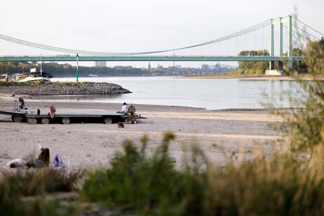 Niedrigwasser bei Köln Rodenkirchen. Der Rheinpegel in Köln ist wieder auf einen neuen historischen Tiefstwert gefallen: Der Pegel ist am Sonntag bei Niedrigwasser auf 40 Zentimeter gefallen. Damit wurde der bisherige Rekord von 44 Zentimetern unterschritten. (Themenbild, Symbolbild) Köln, 27.09.2026 NRW Deutschland Copyright: xChristophxHardtx