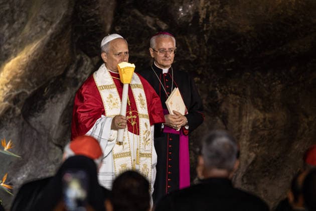 Visit to France of Pope Leo XIV - Prayer at Lourdes Sanctuary MLG Pilgrims take part in the Marian torchlight procession led by Pope Leo XIV, departing from the Grotto of Massabielle at the Sanctuary of Our Lady of Lourdes, in Lourdes, France, on September 27, 2026. Photo by Margot Le Gonidec ABACAPRESS.COM Lourdes France  Copyright: xLexGonidecxMargot ABACAx