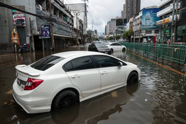 September 27, 2026, Bangkok, Bangkok, Thailand: Bangkok inundated by flash floods after 48 hours of continuous torrential rain, leaving stranded vehicles along Phetchaburi Road in Bangkok, Thailand, September 27, 2026. Bangkok Thailand  - ZUMAp219 20260927_zip_p219_001 Copyright: xNattaphonxPhanphongsanonx