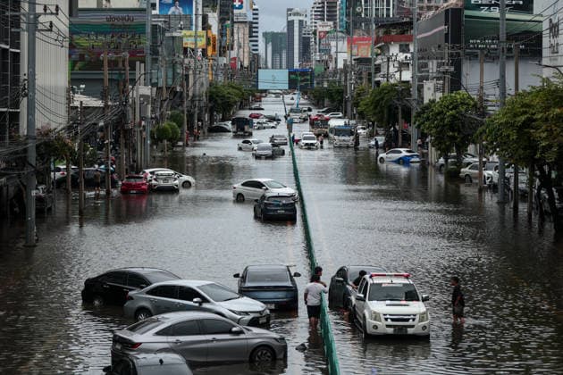 September 27, 2026, Bangkok, Bangkok, Thailand: Bangkok inundated by flash floods after 48 hours of continuous torrential rain, leaving stranded vehicles along Phetchaburi Road in Bangkok, Thailand, September 27, 2026. Bangkok Thailand  - ZUMAp219 20260927_zip_p219_003 Copyright: xNattaphonxPhanphongsanonx