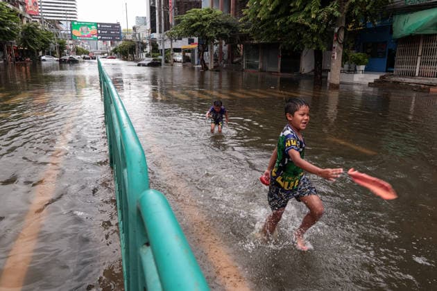 September 27, 2026, Bangkok, Bangkok, Thailand: Commuters wade through deep floodwaters along a major road after 48 hours of continuous torrential rain triggered widespread flash flooding across the capital, in Bangkok, Thailand, September 27, 2026. Bangkok Thailand  - ZUMAp219 20260927_zip_p219_013 Copyright: xNattaphonxPhanphongsanonx