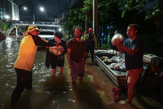 September 27, 2026, Bangkok, Bangkok, Thailand: Commuters wade through deep floodwaters along a major road after 48 hours of continuous torrential rain triggered widespread flash flooding across the capital, in Bangkok, Thailand, September 27, 2026. Bangkok Thailand  - ZUMAp219 20260927_zip_p219_060 Copyright: xNattaphonxPhanphongsanonx