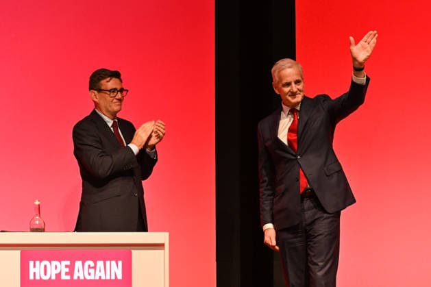 September 27, 2026, Liverpool, England, United Kingdom: British Prime Minister ANDY BURNHAM (L) and Prime Minister of Norway JONAS GAHR SToËœRE attend the first day of the Labour Party Conference. Liverpool United Kingdom  - ZUMAs371 20260927_zip_s371_002 Copyright: xWiktorxSzymanowiczx