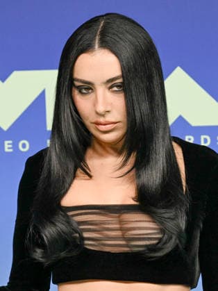 September 27, 2026, Los Angeles, California, USA: British singer, songwriter, and actress CHARLI XCX, aka, Charlotte Emma Aitchison, 34, attends the 2026 MTV Video Music Awards â€oeVMAs†teal carpet. Los Angeles USA - ZUMAb173 20260927_aap_b173_032 Copyright: xBillyxBennightx