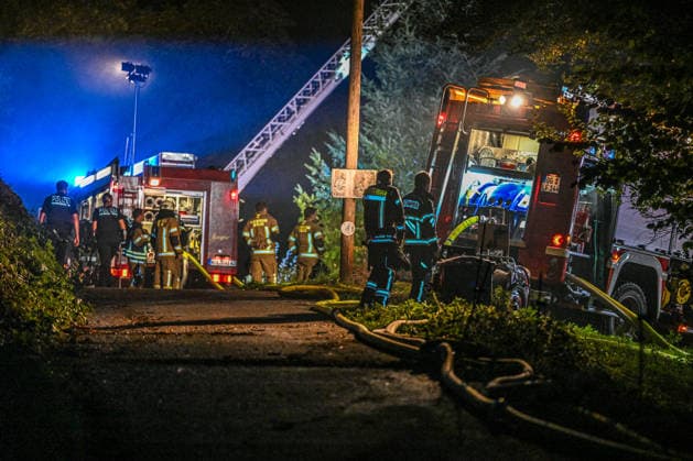 Bauernhaus in Vollbrand: Großeinsatz im Ortenaukreis Ende d, Einsatzkräfte bekämpfen in der Nacht auf Montag einen Großbrand in Gutach (Schwarzwaldbahn) im Ortenaukreis. Ein Bauernhaus steht in voller Ausdehnung in Flammen. Nach Angaben der Polizei griff das Feuer auf angrenzende Gebäude und ein Waldstück über. Zwei Menschen wurden bislang leicht verletzt. Die nahe gelegene Strecke der Schwarzwaldbahn wurde bis auf Weiteres gesperrt. Die Brandursache ist noch unklar. Gutach (Schwarzwaldbahn) Baden-Württemberg Deutschland Gutach (Schwarzwaldbahn)