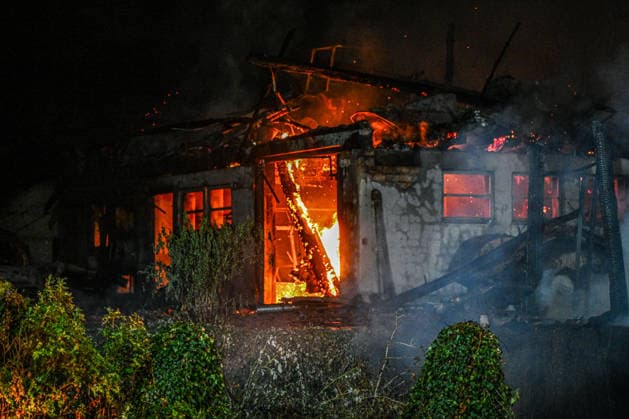 Bauernhaus in Vollbrand: Großeinsatz im Ortenaukreis Ende d, Einsatzkräfte bekämpfen in der Nacht auf Montag einen Großbrand in Gutach (Schwarzwaldbahn) im Ortenaukreis. Ein Bauernhaus steht in voller Ausdehnung in Flammen. Nach Angaben der Polizei griff das Feuer auf angrenzende Gebäude und ein Waldstück über. Zwei Menschen wurden bislang leicht verletzt. Die nahe gelegene Strecke der Schwarzwaldbahn wurde bis auf Weiteres gesperrt. Die Brandursache ist noch unklar. Gutach (Schwarzwaldbahn) Baden-Württemberg Deutschland Gutach (Schwarzwaldbahn)