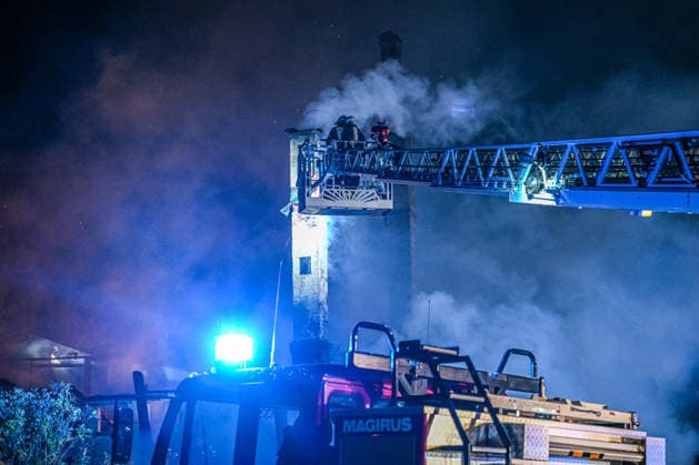 Bauernhaus in Vollbrand: Großeinsatz im Ortenaukreis Ende d, Einsatzkräfte bekämpfen in der Nacht auf Montag einen Großbrand in Gutach (Schwarzwaldbahn) im Ortenaukreis. Ein Bauernhaus steht in voller Ausdehnung in Flammen. Nach Angaben der Polizei griff das Feuer auf angrenzende Gebäude und ein Waldstück über. Zwei Menschen wurden bislang leicht verletzt. Die nahe gelegene Strecke der Schwarzwaldbahn wurde bis auf Weiteres gesperrt. Die Brandursache ist noch unklar. Gutach (Schwarzwaldbahn) Baden-Württemberg Deutschland Gutach (Schwarzwaldbahn)